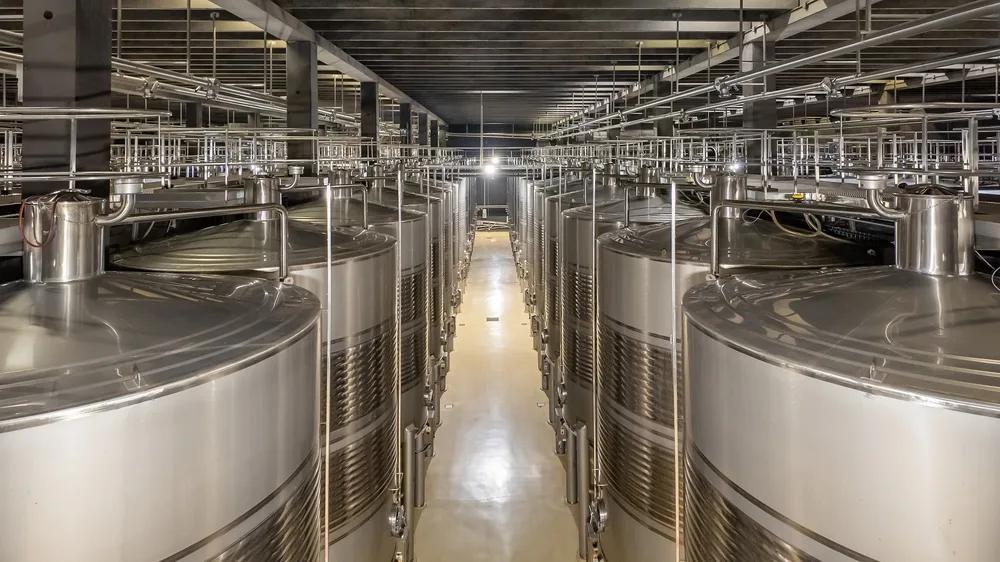 Enchente no Nepal, tarifaço em negociação e vinho importado em alta