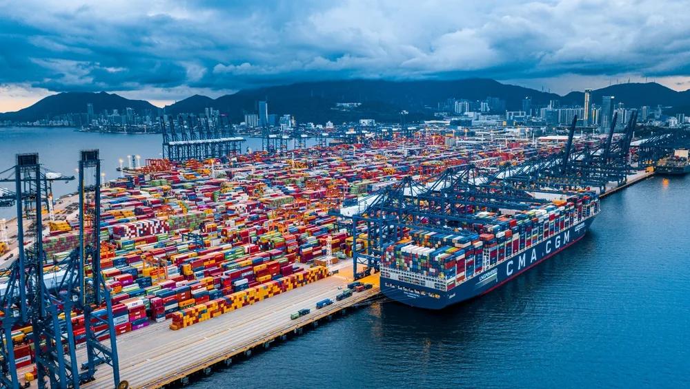 Incêndio em navio na China, portos congestionados e guerra comercial
