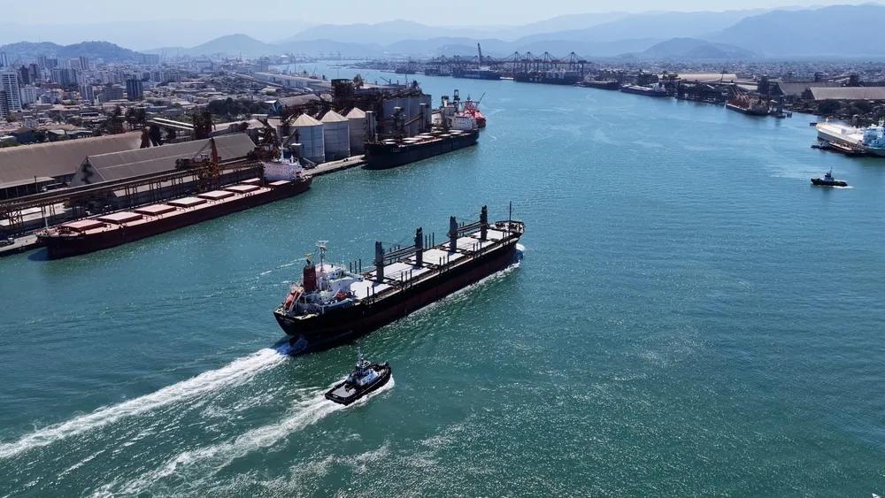 Importação de 26 produtos químicos e polímeros fica mais cara, exportação global de café cresce 14,9% e Santos mira conexão com a Itália